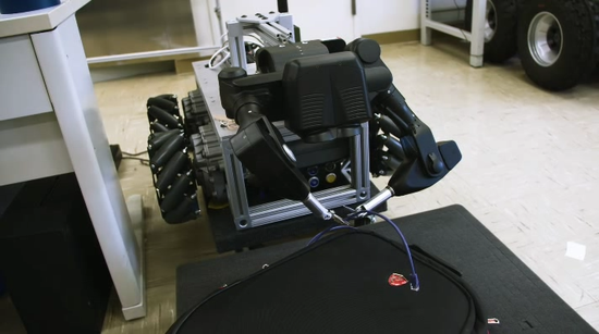 <b>美国SRI推出一款可以通过VR头显操控的拆弹机器人Taurus</b>