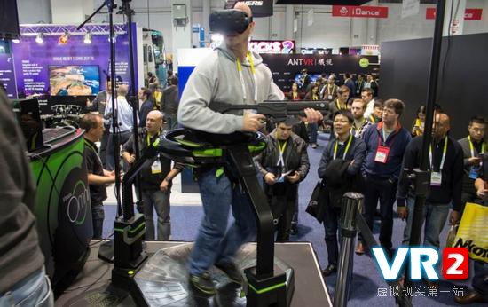 <b>VR跑步机Virtuix Omni体验：在虚拟世界自由奔跑依然只是一个美好愿望</b>