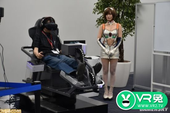 万代南梦宫VR ZONE体验驾驶“EVA VR 魂之座” 一旁的女COSER亮了