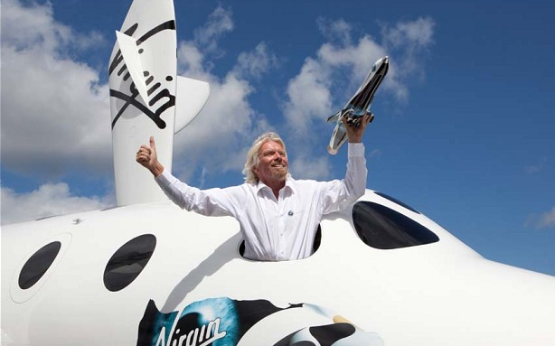 亿万富豪也疯狂，理查德·布兰森玩风筝冲浪