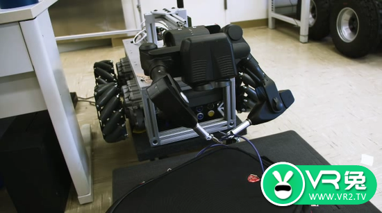 <b>美国SRI International推出用VR头显操作的拆弹机器人</b>