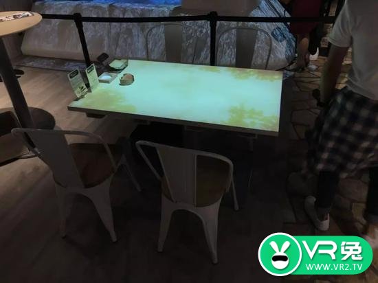VRZONE一层餐饮区的餐桌，可以通过餐具体验简单的AR互动