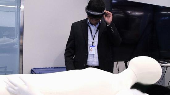 最新VR医疗产品来自通用电气：使用HoloLens培训超声波